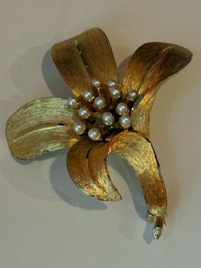 BSK Vintage Floral Brooch – Gold Tone, Faux Pearl Stamen, Textured Petals, EUC